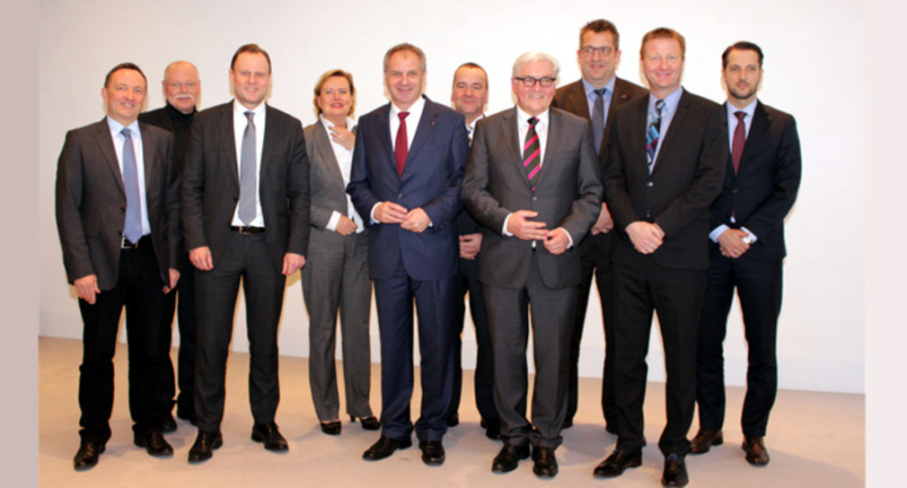 Außenminister Frank-Walter Steinmeier (vierter von rechts) mit den SPD-Innenministern und -senatoren bei der A-IMK in Stuttgart