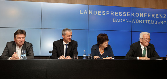 Pressekonferenz Beteiligung fördert Integration v.l.n.r.: Sozial- und Integrationsminister Manne Lucha, Ostfilderns Oberbürgermeister Christof Bolay, Staatsrätin Gisela Erler und Ministerpräsident Winfried Kretschmann