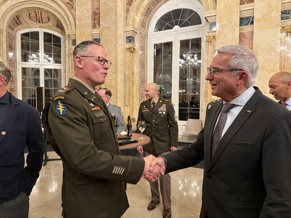 Bundeswehr Streitkräfteempfang 2025 in Stuttgart Minister Strobl empfängt die Streitkräfte im Neuen Schloss