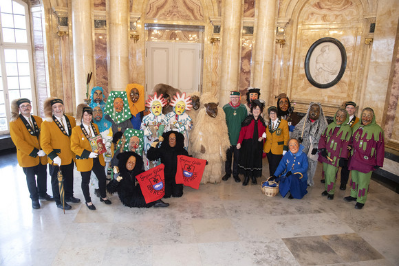Fastnacht Närrischer Staatsempfang der Landesregierung Gruppenbild mit der Schwarzwälder Narrenvereinigung (Bild: Staatsministerium Baden-Württemberg)
