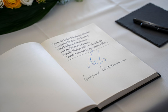 Corona-Krise Treffen von Kretschmann und Söder in Ulm Die Einträge der Ministerpräsidenten Winfried Kretschmann und Markus Söder im Gästebuch der Stadt Ulm (Bild: Staatsministerium Baden-Württemberg)