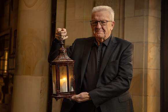 Aktion Pfadfinder übergeben Friedenslicht Ministerpräsident Winfried Kretschmann hält das Friedenslicht