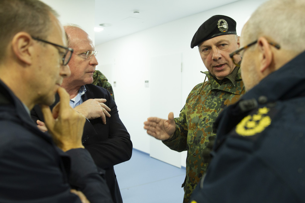 Austausch vor Beginn der Vollübung am Samstag zwischen Innenministerium, Polizei und Bundeswehr.
