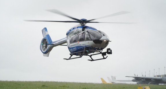 Polizeihubschrauber landet