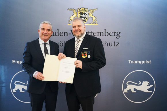 Minister Thomas Strobl verleiht in Stuttgart das neue Bevölkerungsschutz-Ehrenzeichen. Fotograf Steffen Schmid.