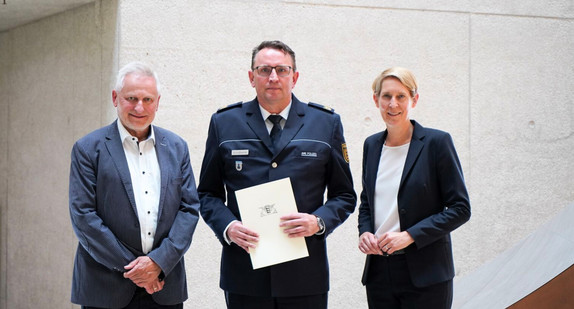 von links nach rechts: Staatssekretär Thomas Blenke, Polizeivizepräsident Jürgen Schäberle und Landespolizeipräsidentin Dr. Stefanie Hinz