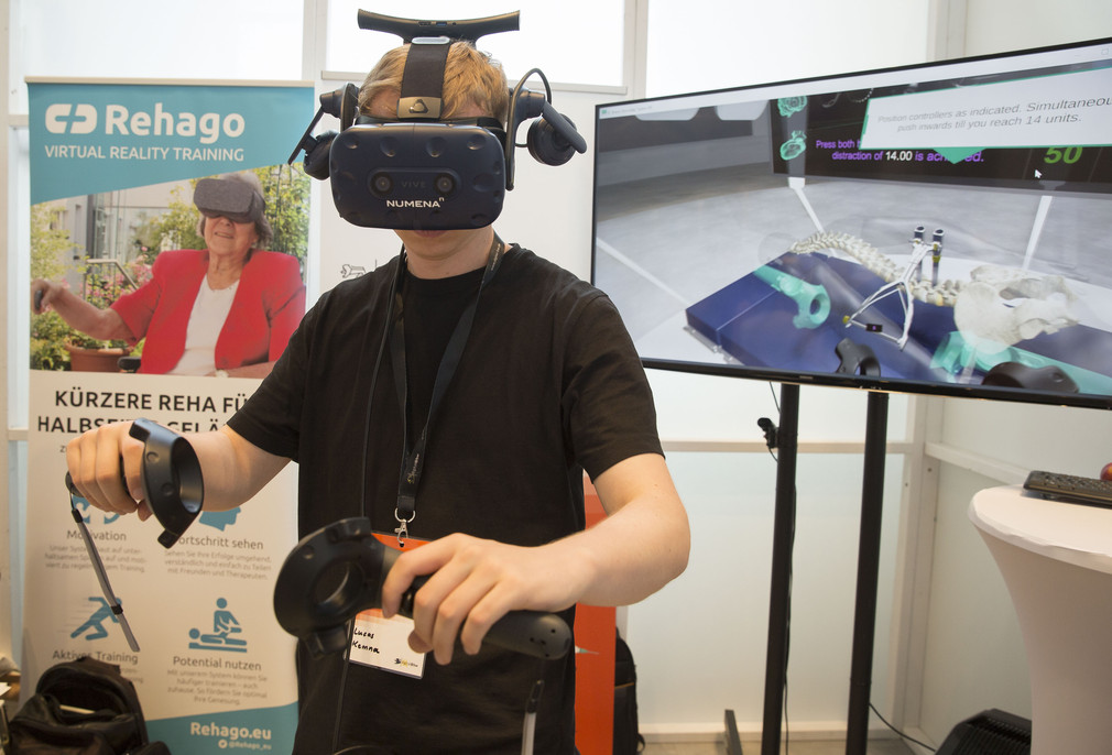 Rehago (Tübingen) zeigte, wie Virtual Reality Schlaganfall-Patienten bei der Rehabilitation helfen kann.