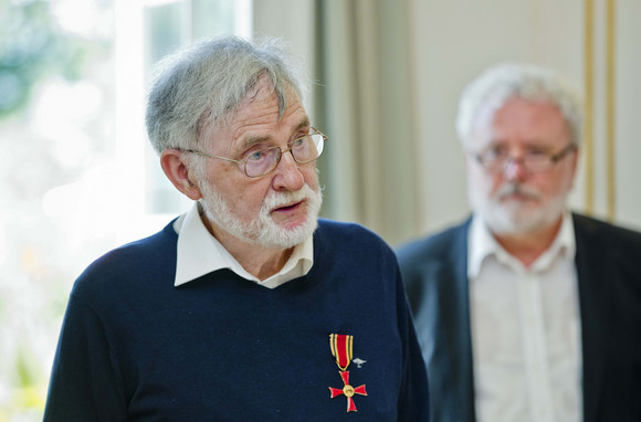 Auszeichnung Bundesverdienstkreuz für Josef Klegraf Josef Klegraf (l.) und Staatsminister Klaus-Peter Murawski (r.)