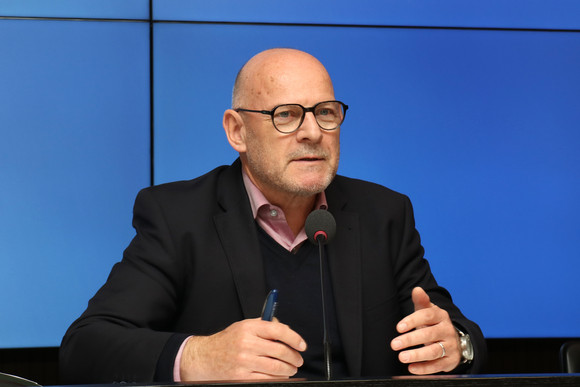 Pressekonferenz Senkung der ÖPNV-Tarife sowie Kommission Kinderschutz Verkehrsminister Winfried Hermann (Foto: Staatsministerium Baden-Württemberg)