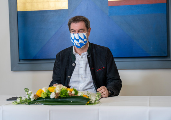 Corona-Krise Treffen von Kretschmann und Söder in Ulm Der bayerische Ministerpräsident Markus Söder beim Eintrag in das Gästebuch (Bild: Staatsministerium Baden-Württemberg)
