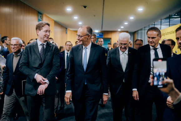 von links nach rechts: Innenminister Thomas Strobl, Ola Källenius (Vorstandsvorsitzender der Mercedes-Benz Group AG), Bundeskanzler Friedrich Merz, Ministerpräsident Winfried Kretschmann und Oliver Blume (Vorstandsvorsitzender der Dr. Ing. h. c. F. Porsche AG und der Volkswagen AG)