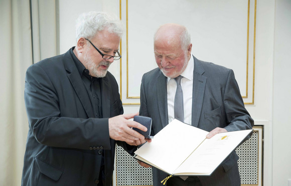 Auszeichnung Staufermedaille für Martin Hechinger Staatsminister Klaus-Peter Murawski (l.) und Martin Hechinger (r.)