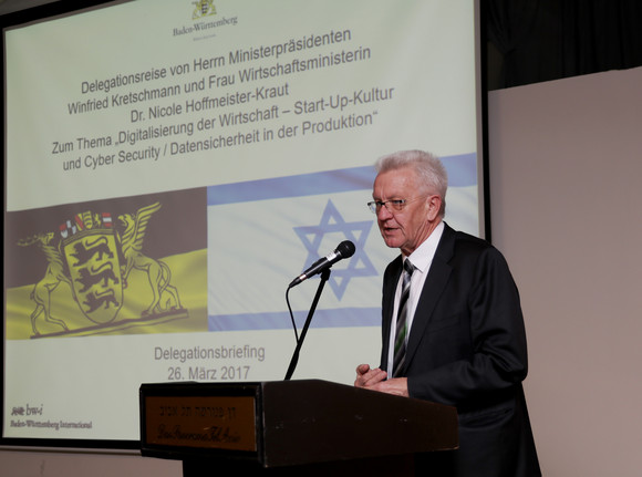 DELEGATIONSREISE Reise nach Israel und in die Palästinensischen Gebiete Ministerpräsident Winfried Kretschmann beim Delegationsbriefing