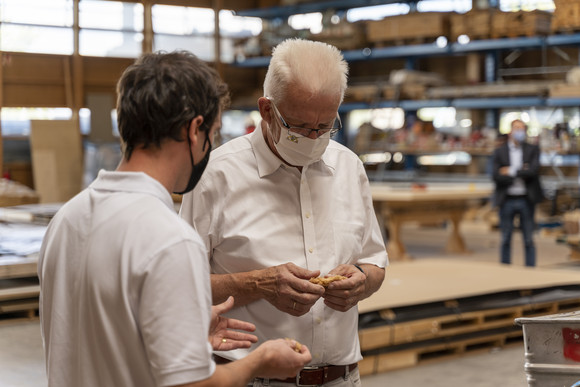 Sommertour Rückblick auf die Sommertour Ministerpräsident Winfried Kretschmann hat im Rahmen seiner Sommertour das Unternehmen Holzbau Ettwein in Villingen-Schwenningen besucht.