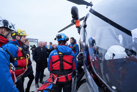 Innenminister Thomas Strobl übergibt die Rettungswinde an die Polizeihubschrauberstaffel Baden-Württemberg.