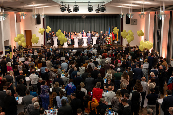 Kabinett Bürgerempfang der Landesregierung in Bad Schussenried Blick in den Saal mit den Kabinettsmitgliedern auf der Bühne