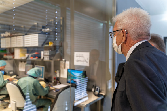 Reise Kretschmann besucht Sachsen-Anhalt Ministerpräsident Winfried Kretschmann bei der Firma IDT Biologika in Dessau-Roßlau (Bild: Staatsministerium Baden-Württemberg)