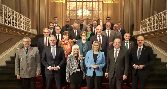 Offizielles Gruppenfoto im Anschluss an das Kamingespräch vom 7. Dezember 2023 im Roten Rathaus