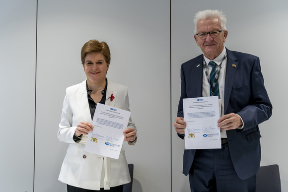 Auslandsreise Delegationsreise nach Schottland und England Schottlands Regierungschefin Nicola Sturgeon (links) und Ministerpräsident Winfried Kretschmann (rechts) halten jeweils eine unterzeichnete Edinburgh-Erklärung in den Händen.