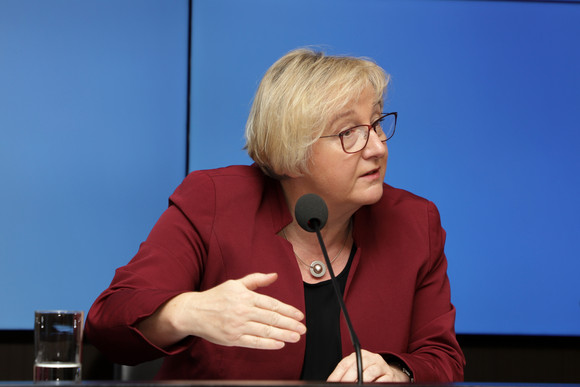 Pressekonferenz Artenkenntnis vermitteln, Artenvielfalt stärken Wissenschaftsministerin Theresia Bauer am 5. November 2019 bei der Regierungspressekonferenz (Bild: Staatsministerium Baden-Württemberg)
