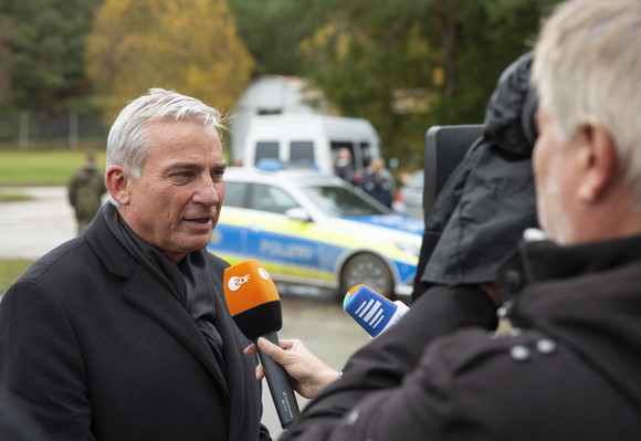 Innenminister Thomas Strobl wird nach der Übung interviewt.