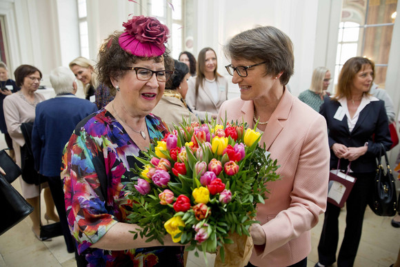 Gesellschaft Festlicher Frühjahrskaffee mit Gerlinde Kretschmann Gerlinde Kretschmann (l.) mit der Vorsitzenden der Landespressekonferenz, Barbara Schlegel (r.)