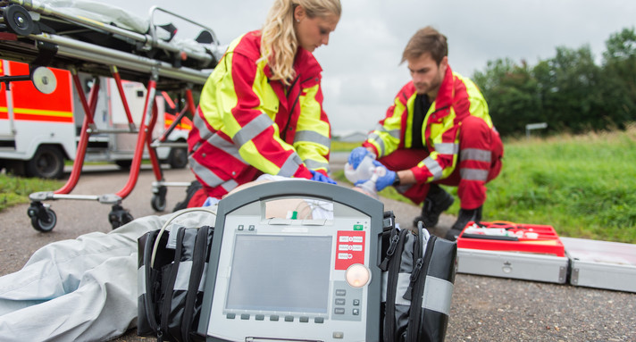 Zwei Notfallsanitäter bei einem Einsatz