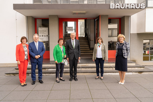 Reise Kretschmann besucht Sachsen-Anhalt v.l.n.r.: Gabriele und Reiner Haseloff, Ministerpräsident von Sachsen-Anhalt, mit Ministerpräsident Winfried Kretschmann und Ehefrau Gerlinde, Regina Bittner, stellvertretende Bauhaus-Direktorin, und Dessaus Finanzbürgermeisterin Sabrina Nußbeck vor dem Bauhaus Gebäude in Dessau (Bild: Staatsministerium Baden-Württemberg)