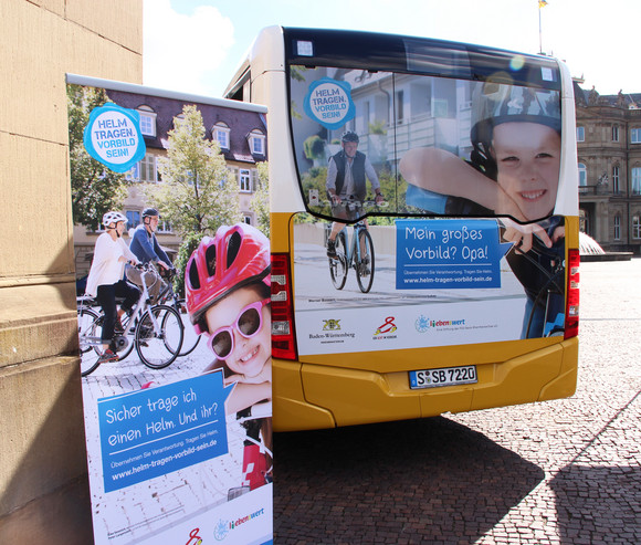 Ein Linienbus mit der Beklebung der Radhelmkampagne „Helm tragen. Vorbild sein!“