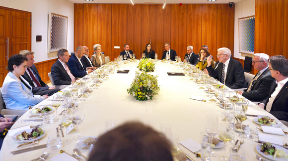 Europa Auswärtige Kabinettssitzung in Brüssel Auswärtige Kabinettssitzung in der Landesvertretung in Brüssel, hier im Gespräch mit Botschafter Michael Clauß (Dritter von links), dem Ständigen Vertreter Deutschlands bei der Europäischen Union