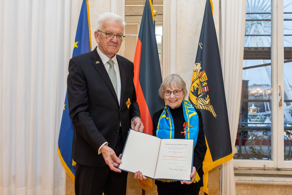 Ministerpräsident Winfried Kretschmann (links) und Johanna Kreppein (rechts)