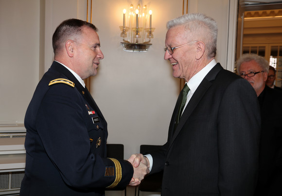 Gespräch Kretschmann empfängt US-General Hodges Ministerpräsident Winfried Kretschmann (r.) und Generalleutnant Frederick Benjamin Hodges (l.)