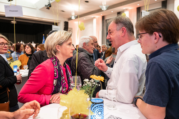 Kabinett Bürgerempfang der Landesregierung in Bad Schussenried Dr. Nicole Hoffmeister-Kraut (links), Ministerin für Wirtschaft, Arbeit und Tourismus, im Gespräch