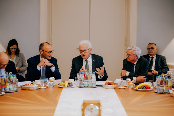Bundesregierung Antrittsbesuch von Bundeskanzler Friedrich Merz in Baden-Württemberg Ministerpräsident Kretschmann empfängt den Bundeskanzler Friedrich Merz in der Villa Reitzenstein. Aufgenommen am 21. Oktober 2025 in Stuttgart.