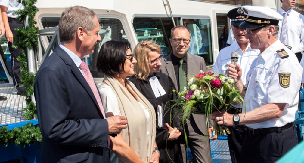 Innenminister Reinhold Gall mit seiner Frau Susanna bei der Bootstaufe im Karlsruher Rheinhafen. Quelle: Polizei Baden-Württemberg