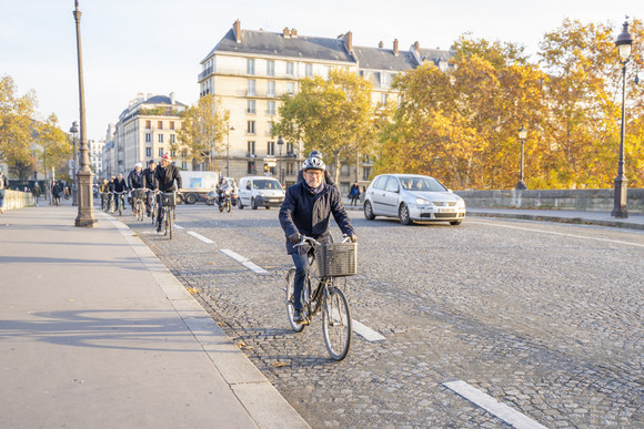 Auslandsreise Kretschmann auf Delegationsreise in Paris Verkehrsminister Winfried Hermann auf Radtour durch Paris