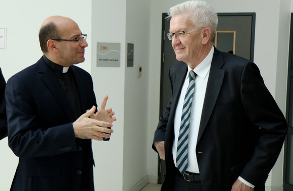 DELEGATIONSREISE Reise nach Israel und in die Palästinensischen Gebiete Ministerpräsident Winfried Kretschmann (r.) im Gespräch mit Pfarrer Mitri Raheb (l.) beim Besuch des Dar al-Kalima College in Bethlehem