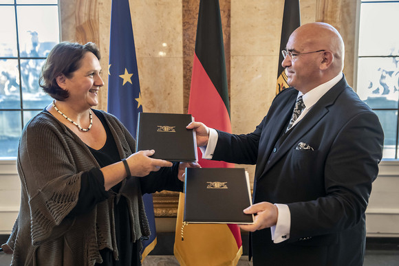 Minderheiten Staatsvertrag mit Landesverband der Deutschen Sinti und Roma Staatsministerin Theresa Schopper (l.) und Daniel Strauß (r.), Vorsitzender des Landesverbands Deutscher Sinti und Roma (Bild: Staatsministerium Baden-Württemberg)