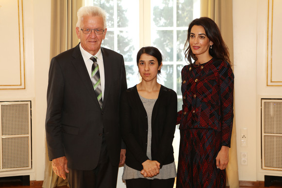 Menschenrechte Kretschmann empfängt künftige UN-Sonderbotschafterin (v.l.n.r.) Ministerpräsident Winfried Kretschmann, Nadia Murad, Amal Clooney.