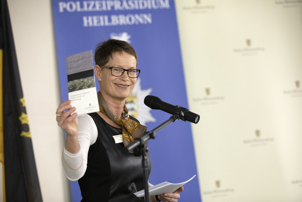 Annette Ipach-Öhmann, Direktorin des Landesbetriebs Vermögen und Bau, bei der Übergabe des Schieß- und Einsatztrainingszentrums an die Polizei Heilbronn.