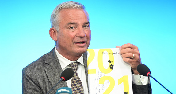 Minister Strobl stellt den Verfassungsbericht 2021 vor