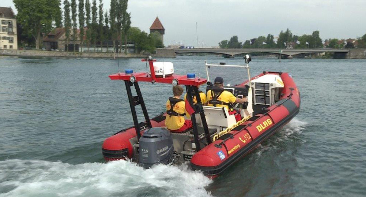 DLRG mit Rettungsboot