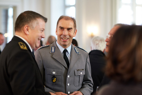 Minister Thomas Strobl verleiht in Stuttgart das neue Bevölkerungsschutz-Ehrenzeichen. Fotograf Steffen Schmid.