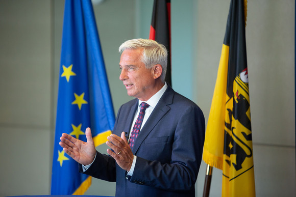 Pressekonferenz mit dem Innenminister des Bundes Horst Seehofer im Stuttgarter Innenministerium mit dem Innenminister des Landes von Baden-Württemberg Thomas Strobl zu den Ausschreitungen in der Stuttgarter Innenstadt.