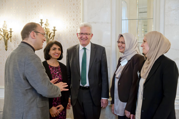 Iftar-Empfang Kretschmann lädt anlässlich des Ramadan zum Fastenbrechen ein v.l.n.r.: Prof. Dr. Erdal Toprakyaran, Landtagspräsidentin Muhterem Aras, Ministerpräsident Winfried Kretschmann, Fahimah Ulfat und Simone Trägner-Uygun