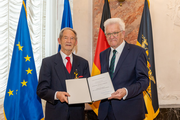 Auszeichnung Verdienstorden des Landes an 23 verdiente Persönlichkeiten Ministerpräsident Winfried Kretschmann (rechts) und Dr. Gerhard Schmidtke (links)