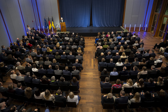 Blick in den Saal bei der Rede von Ministerpräsident Winfried Kretschmann