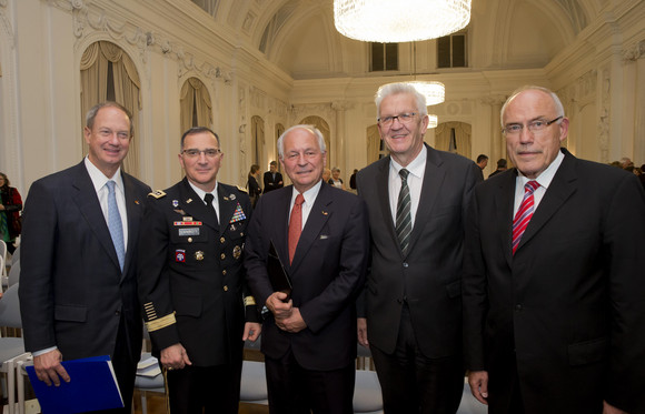 Internationales 70 Jahre Rede der Hoffnung v.l.n.r.: Botschafter John B. Emerson, General Curtis M. Scaparrotti, Botschafter Wolfgang Ischinger, Ministerpräsident Winfried Kretschmann und Staatssekretär a.D. Rudolf Böhmler