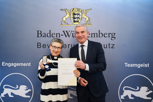 Minister Thomas Strobl verleiht in Stuttgart das neue Bevölkerungsschutz-Ehrenzeichen. Fotograf Steffen Schmid.