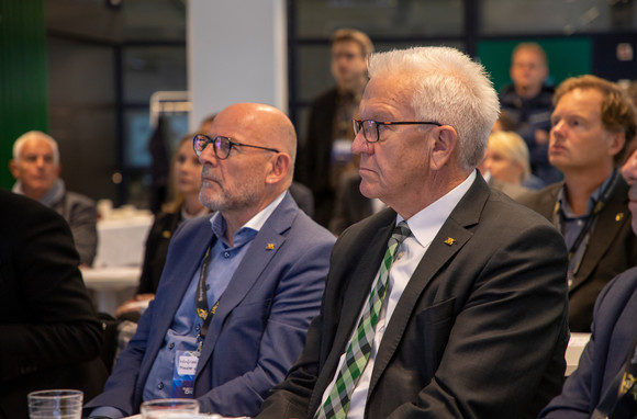 Auslandsbeziehungen Delegationsreise nach Finnland und Schweden Ministerpräsident Winfried Kretschmann (r.) und Verkehrsminister Winfried Hermann (l.) bei einem Vortrag an der Universität Oulu (Finnland)